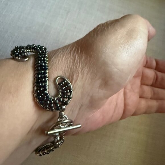 Beautiful Ladies Silver Swirl Black Beaded Bracelet with Toggle Clasp T tymus4 ( - Picture 9 of 10